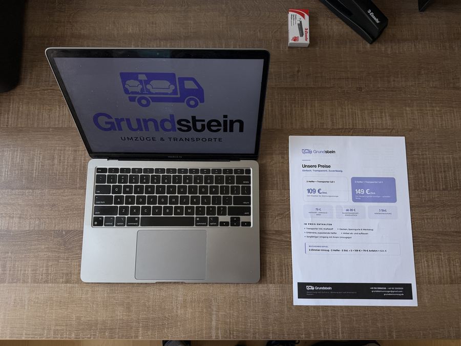 Kostenvoranschlag und Unterlagen auf einem Schreibtisch