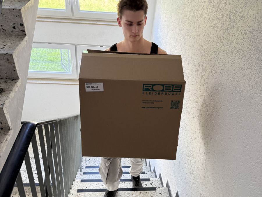 Umzugskarton wird aus einer Wohnung getragen